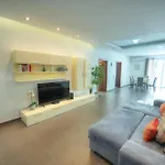 Bright & Large 2bedrooms In Center Mpor1-1 شقة *